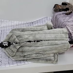 Dennis Basso Gray faux fur coat Women’s L